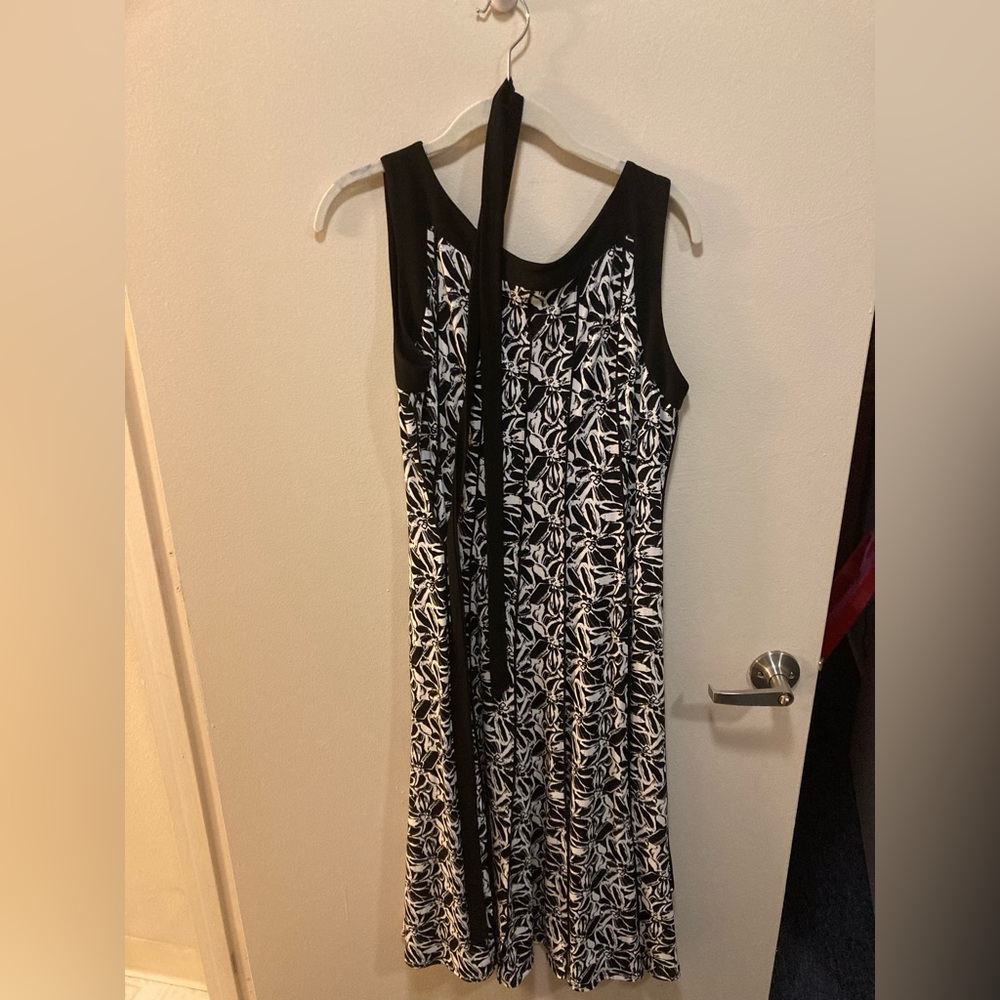 Dressbarn black and white floral print dress size large. Excellent condition